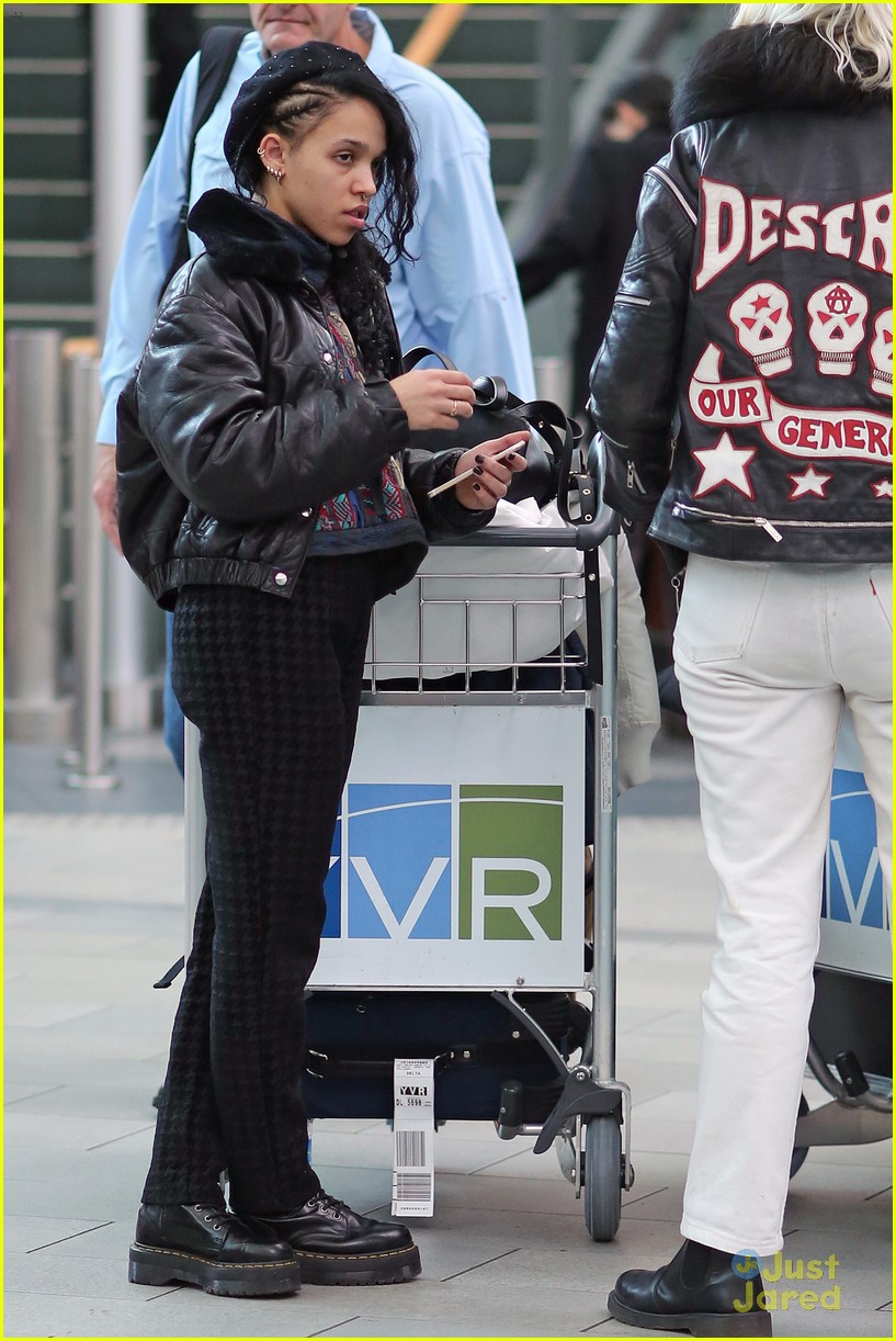 FKA twigs Goes to Vancouver Without Robert Pattinson Photo 744041