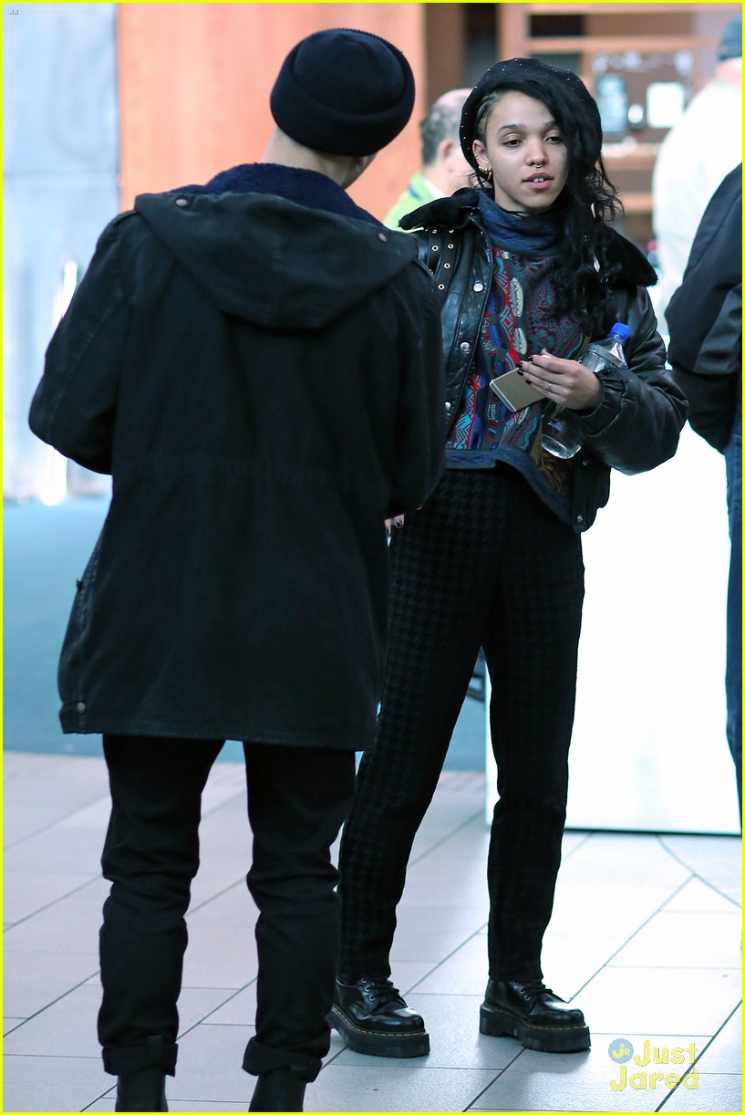 FKA twigs Goes to Vancouver Without Robert Pattinson Photo 744042