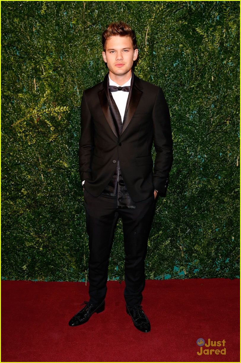 Full Sized Photo of anna kendrick suki waterhouse 2014 london evening