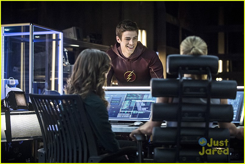 The Flash And Arrow Crossover Continues Tonight Photo 749593 Photo Gallery Just Jared Jr 0239