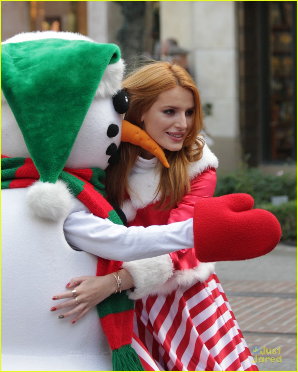 Bella Thorne Serves Up Sprinkles Cupcakes To Grove Shoppers | Photo