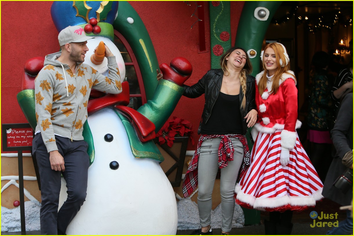 Bella Thorne Serves Up Sprinkles Cupcakes To Grove Shoppers | Photo