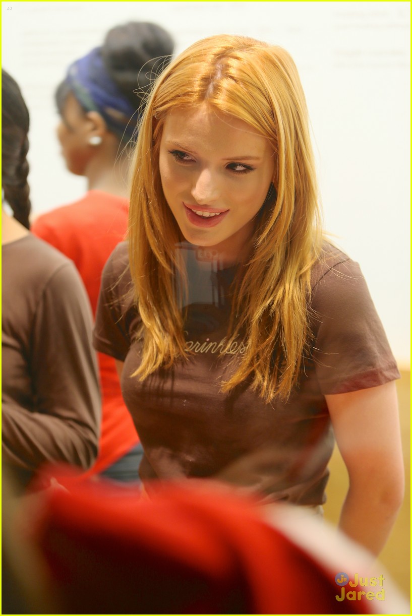 Bella Thorne Serves Up Sprinkles Cupcakes To Grove Shoppers | Photo