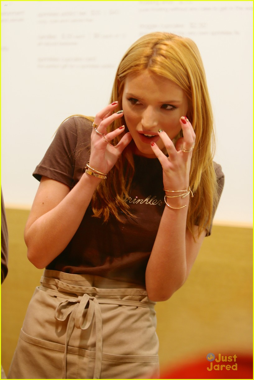 Bella Thorne Serves Up Sprinkles Cupcakes To Grove Shoppers Photo 756388 Photo Gallery 