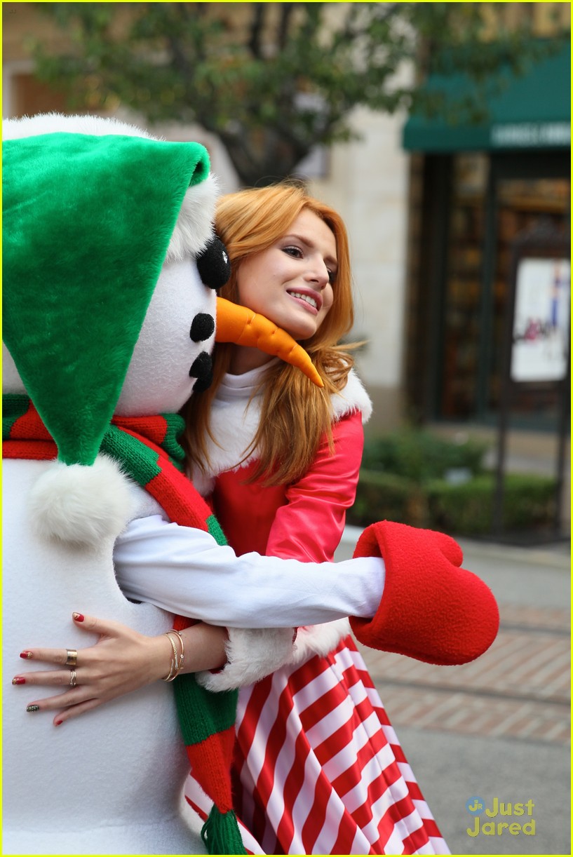 Bella Thorne Serves Up Sprinkles Cupcakes To Grove Shoppers | Photo