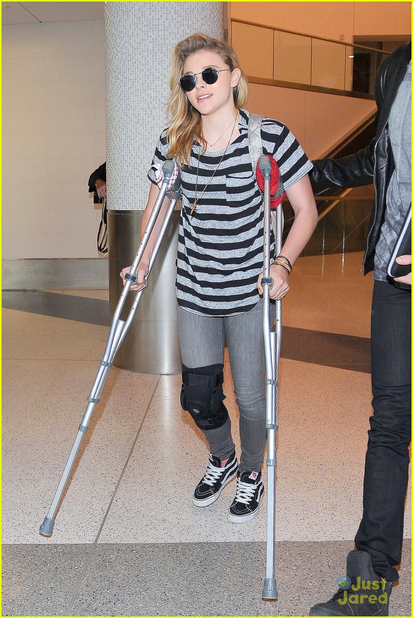 Chloe Moretz Uses Crutches For Knee Injury After Arriving Back In Los Angeles Photo 755978