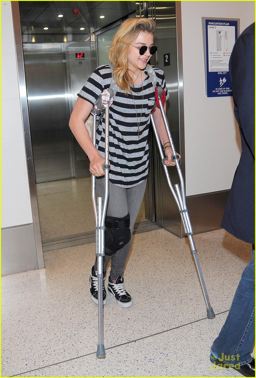 Chloe Moretz Uses Crutches For Knee Injury After Arriving Back In Los Angeles Photo 755987