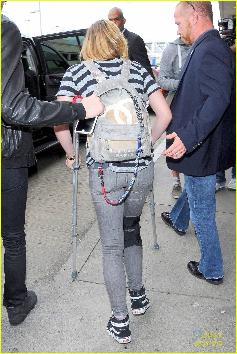 Chloe Moretz Uses Crutches For Knee Injury After Arriving Back In Los Angeles Photo 755989