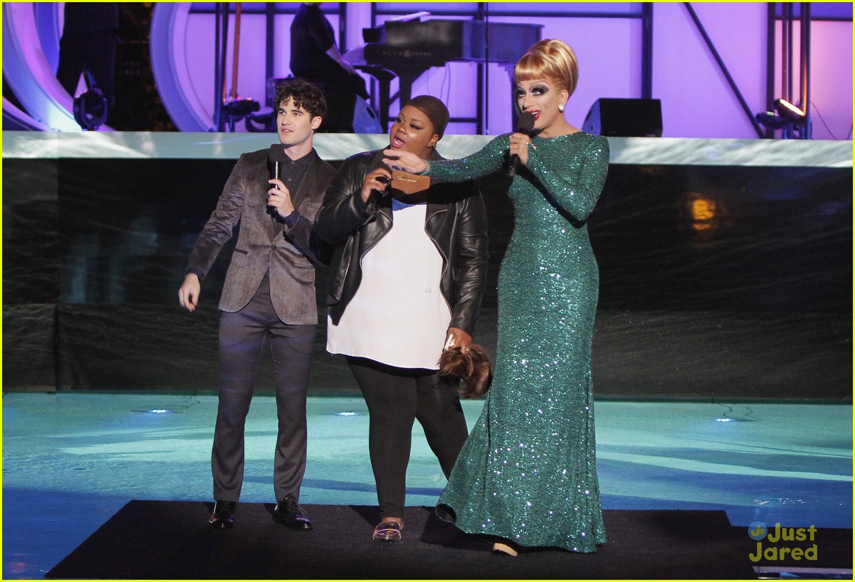 Darren Criss Bows Down To Kristin Chenoweth At NewNowNext Awards 2014