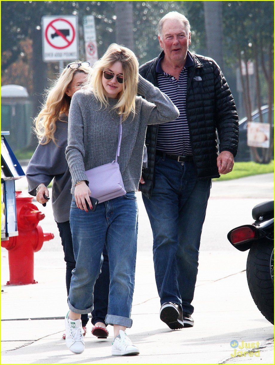 Dakota Fanning Hangs Out with Her Family After Leaving NYC! | Photo