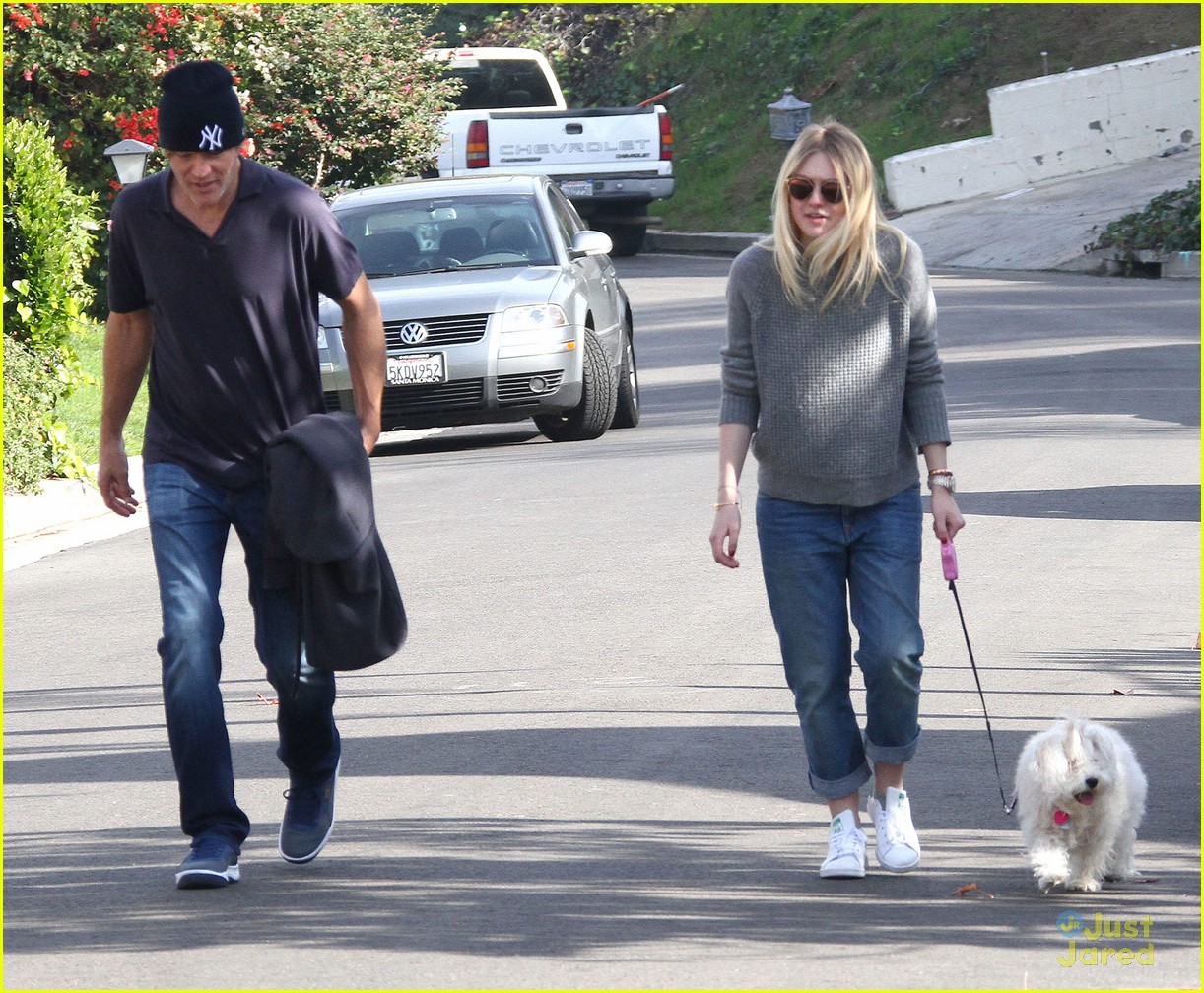 Dakota Fanning Hangs Out with Her Family After Leaving NYC! | Photo