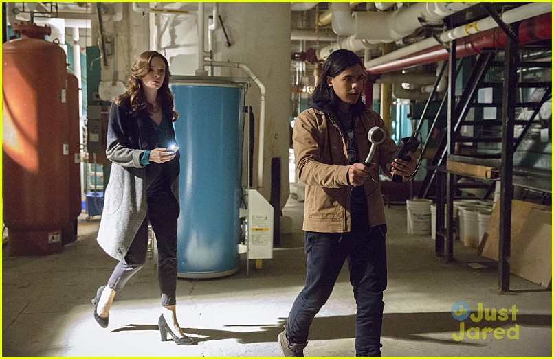 'The Flash' Comes FacetoFace with Reverse Flash on Tonight's Mid