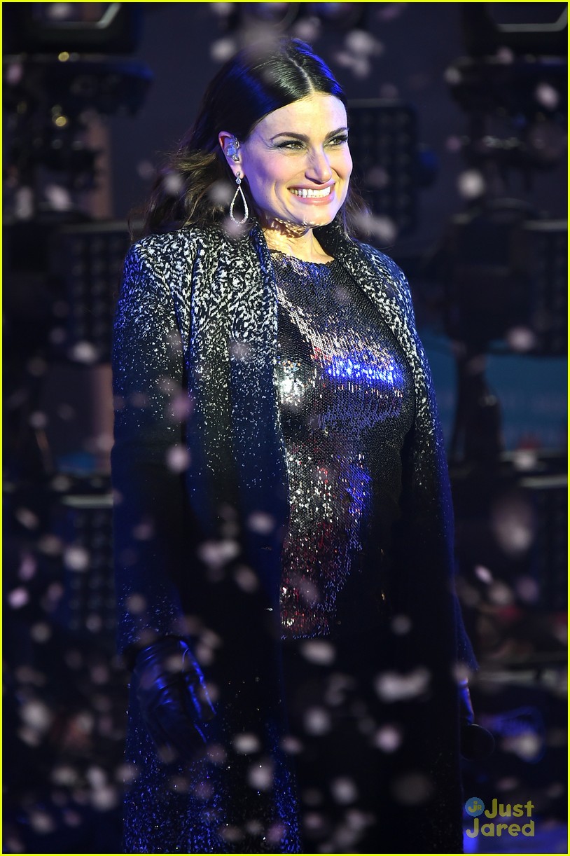 Frozens Idina Menzel Belts Out Let It Go For New Years Eve 2015 Watch Now Photo 758999 