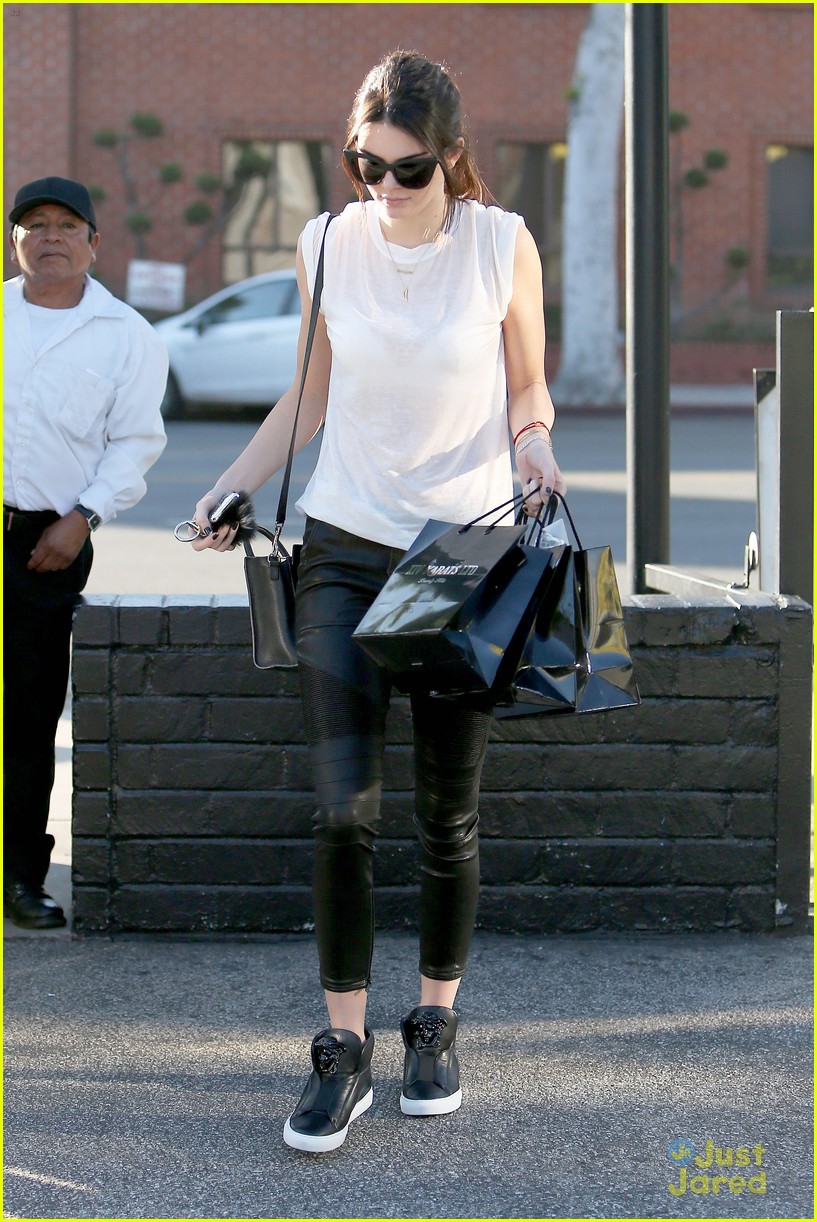 Kendall Jenner Gets In Some Last Minute Holiday Shopping | Photo 757350 ...