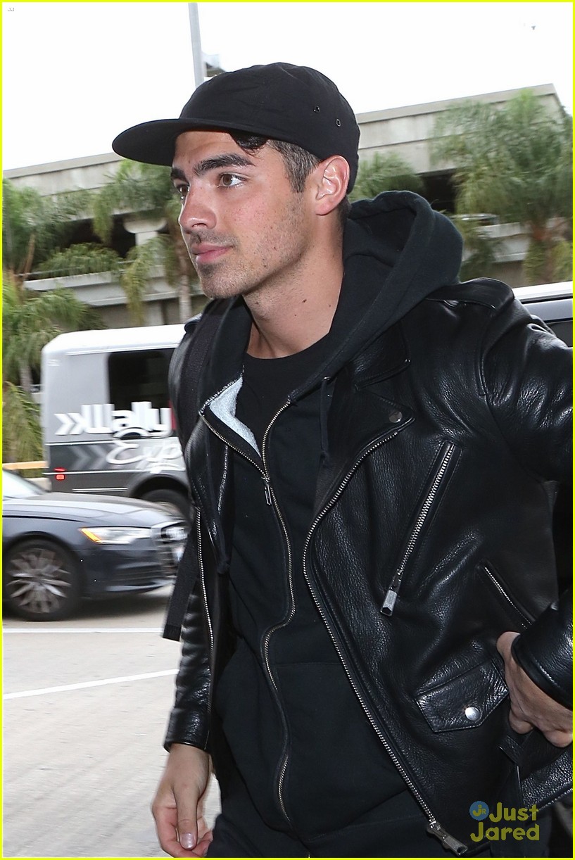 Full Sized Photo of joe jonas fans airport miami 02 | Joe Jonas Runs ...