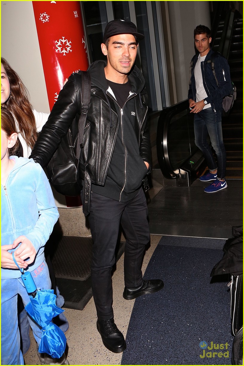 Joe Jonas Runs into Fans On His Way to Miami | Photo 749062 - Photo ...