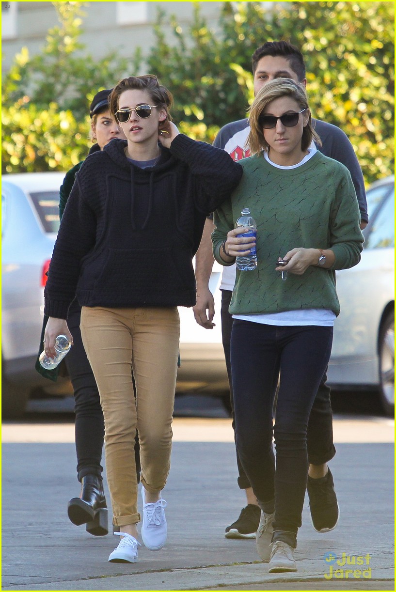 Kristen Stewart & Alicia Cargile Grab After Christmas Lunch With