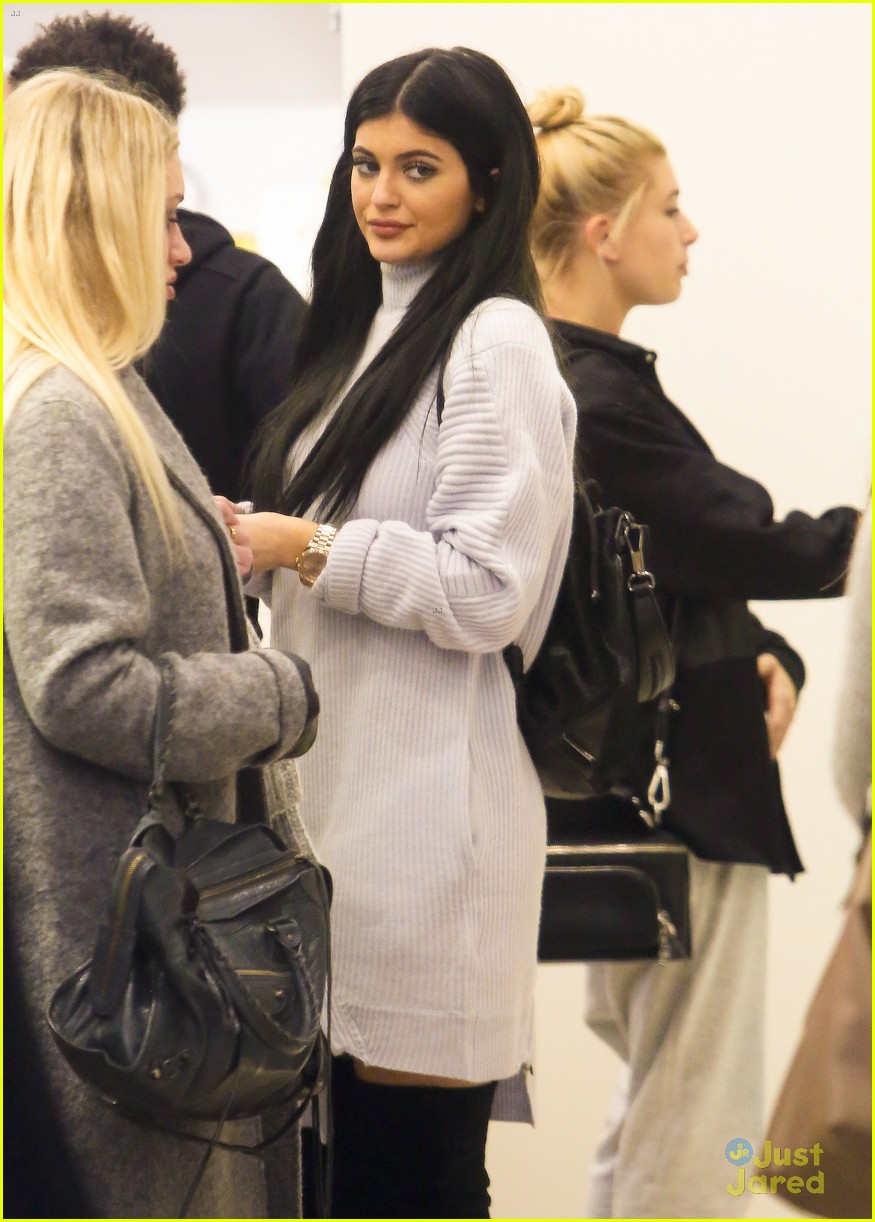 Kylie Jenner And Hailey Baldwins Shopping Trip Runs A Little Bit Late Photo 756843 Photo 