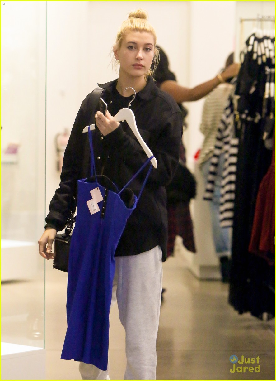 Kylie Jenner And Hailey Baldwins Shopping Trip Runs A Little Bit Late Photo 756845 Photo 