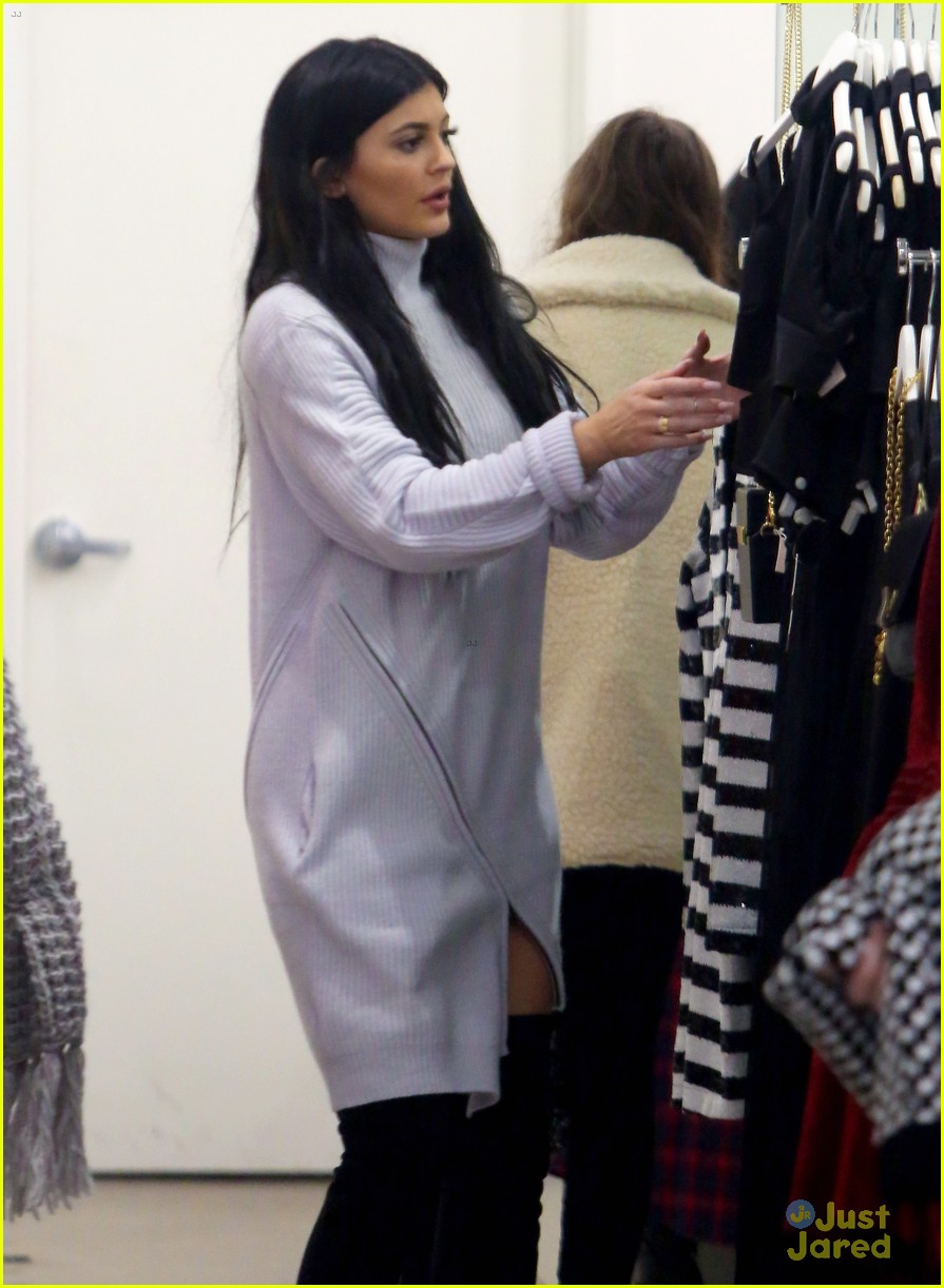Kylie Jenner And Hailey Baldwins Shopping Trip Runs A Little Bit Late Photo 756846 Photo 