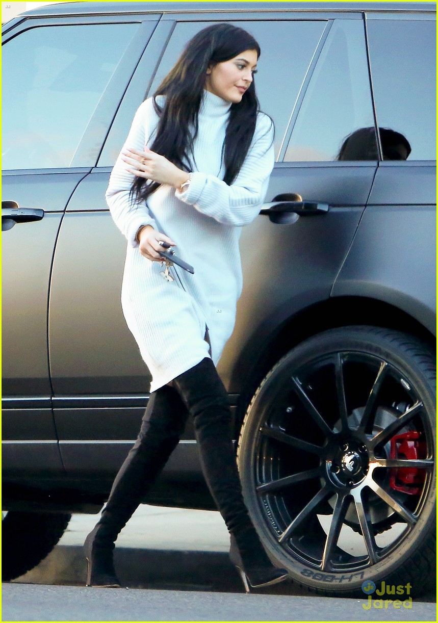 Kylie Jenner And Hailey Baldwins Shopping Trip Runs A Little Bit Late Photo 756847 Photo 