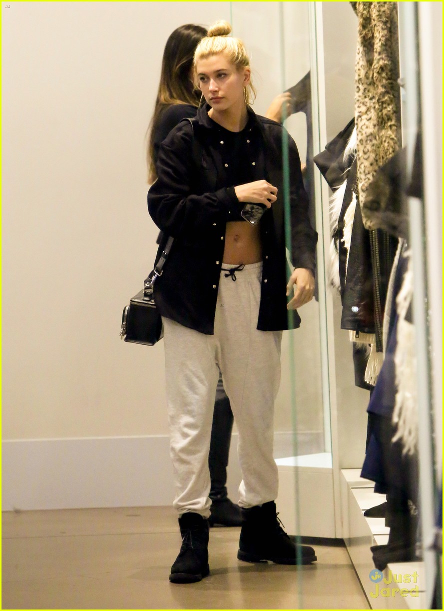 Kylie Jenner And Hailey Baldwins Shopping Trip Runs A Little Bit Late Photo 756855 Photo 
