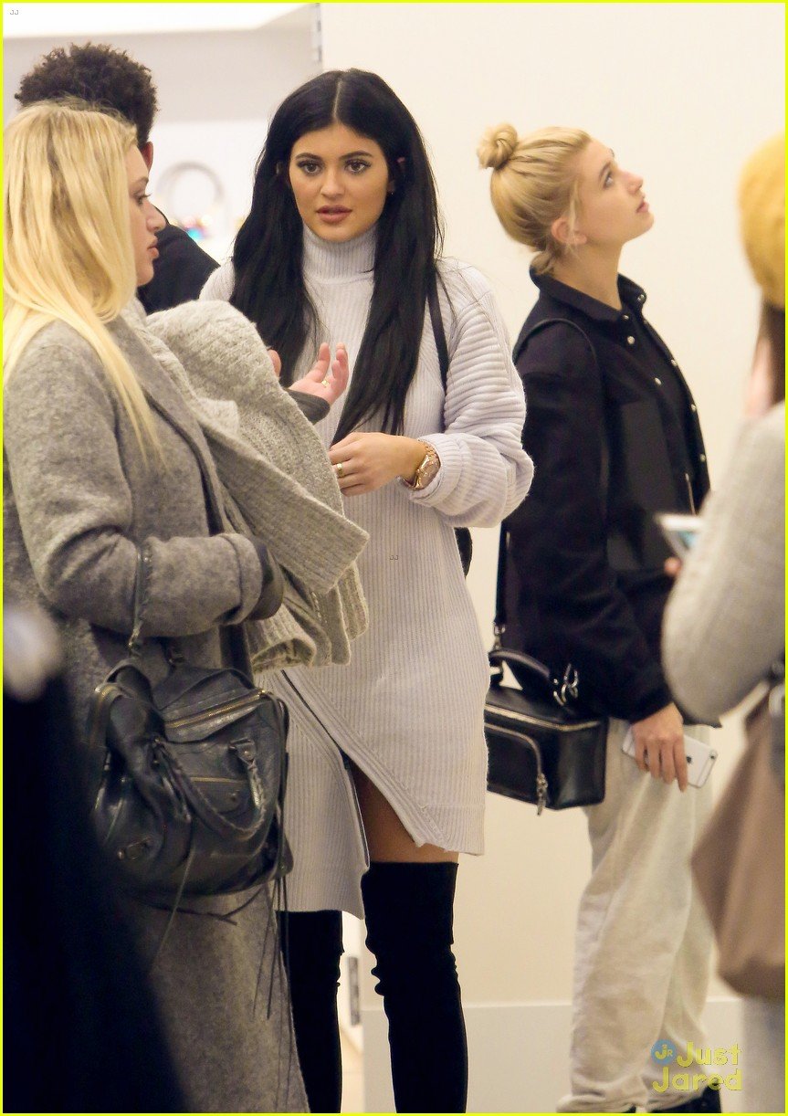 Kylie Jenner And Hailey Baldwins Shopping Trip Runs A Little Bit Late Photo 756856 Photo 