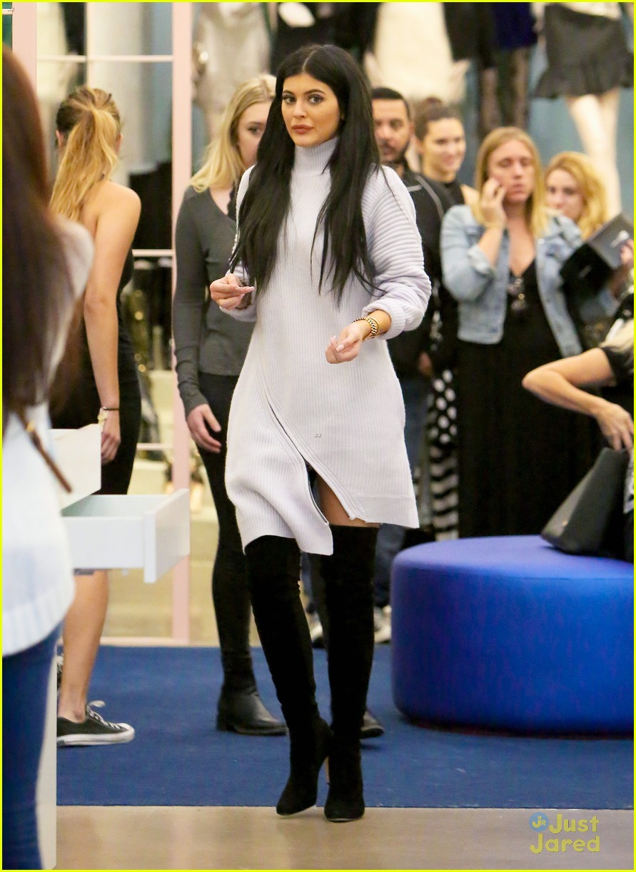 Kylie Jenner And Hailey Baldwins Shopping Trip Runs A Little Bit Late Photo 756858 Photo 