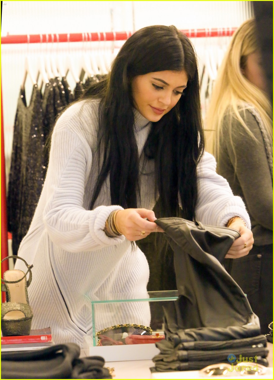 Kylie Jenner And Hailey Baldwins Shopping Trip Runs A Little Bit Late Photo 756863 Photo 