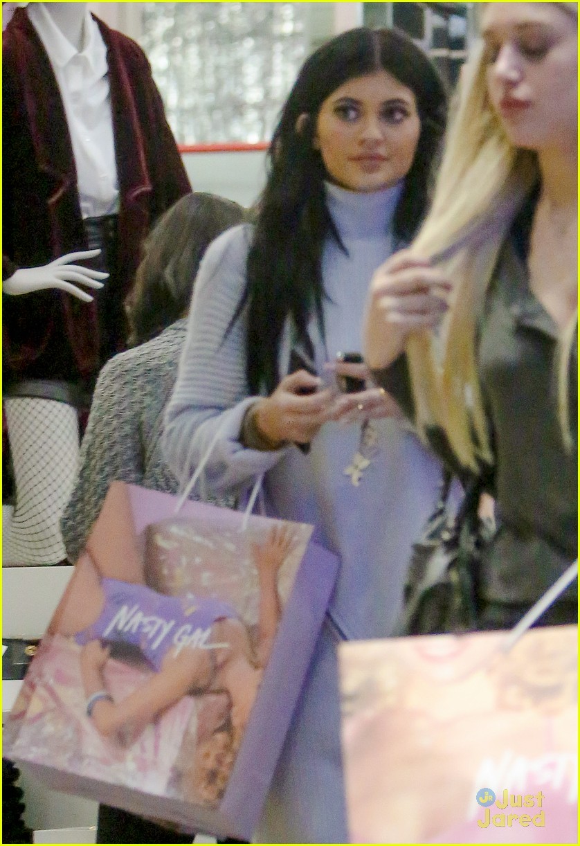 Kylie Jenner And Hailey Baldwins Shopping Trip Runs A Little Bit Late Photo 756868 Photo 