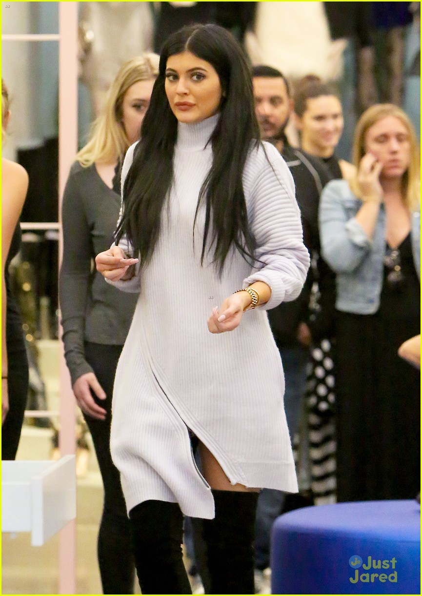 Kylie Jenner And Hailey Baldwins Shopping Trip Runs A Little Bit Late Photo 756869 Photo 