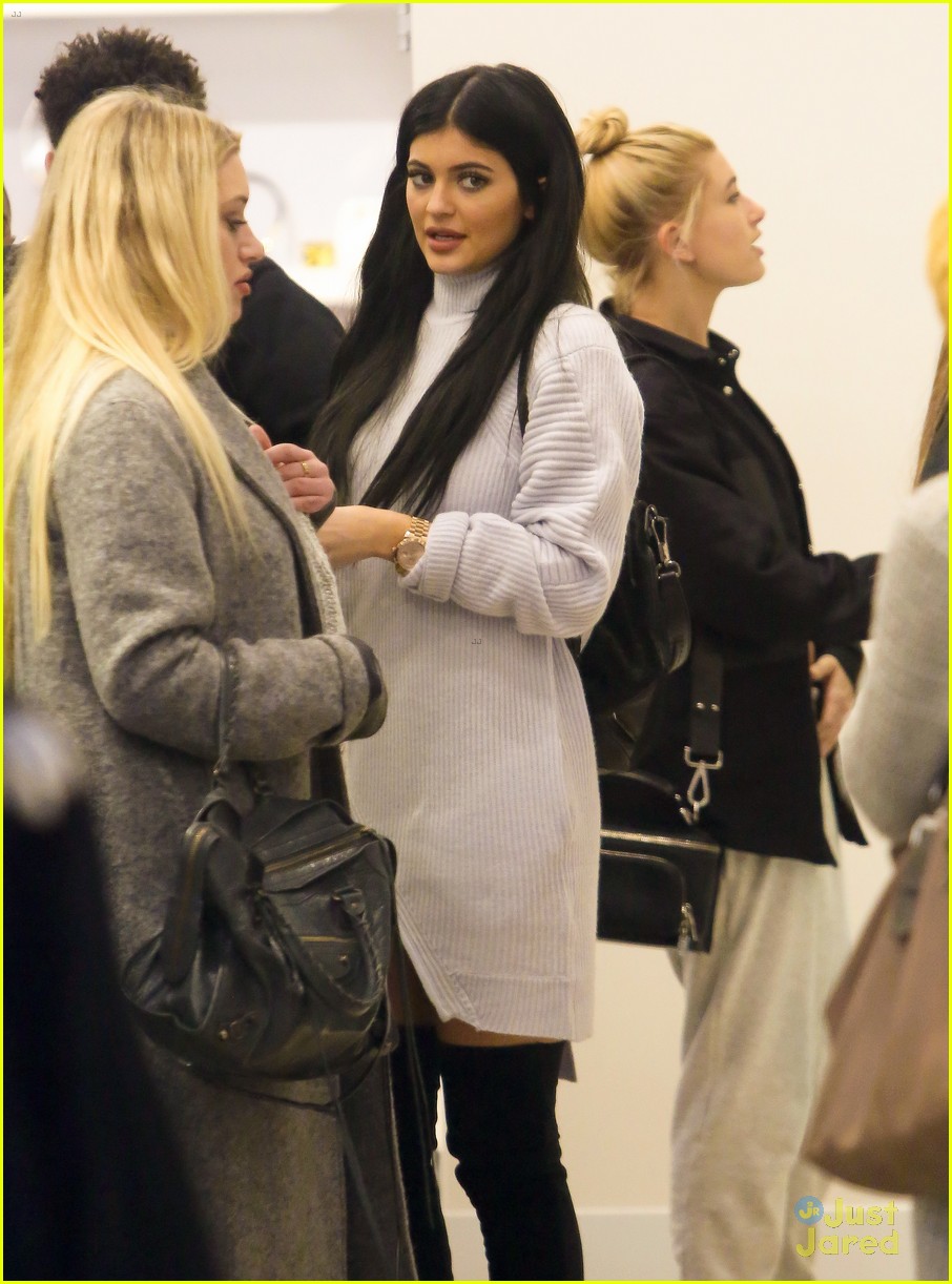 Kylie Jenner And Hailey Baldwins Shopping Trip Runs A Little Bit Late Photo 756871 Photo 