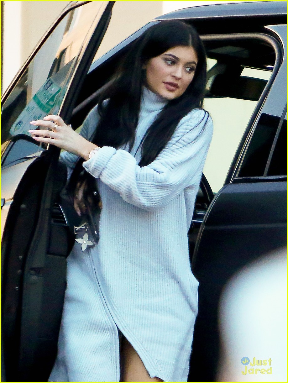 Kylie Jenner And Hailey Baldwins Shopping Trip Runs A Little Bit Late Photo 756873 Photo 