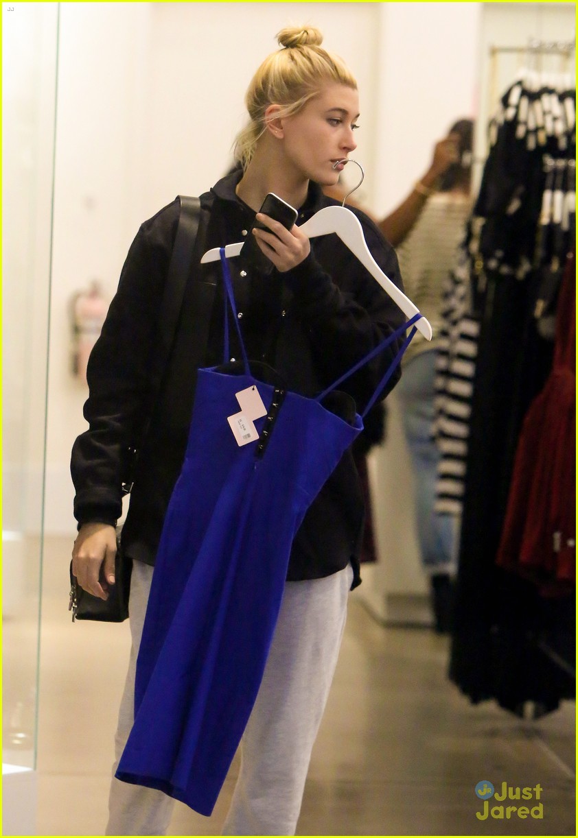 Kylie Jenner And Hailey Baldwins Shopping Trip Runs A Little Bit Late Photo 756875 Photo 