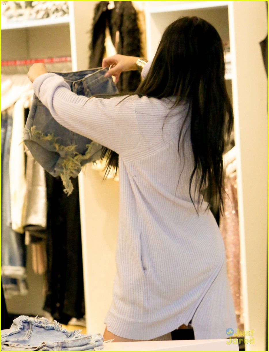 Kylie Jenner And Hailey Baldwins Shopping Trip Runs A Little Bit Late Photo 756877 Photo 
