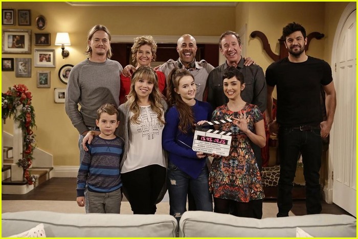 The Holidays Are Here For Last Man Standing Photo Amanda Fuller Christoph Sanders Kaitlyn Dever Molly Ephraim Pictures Just Jared Jr