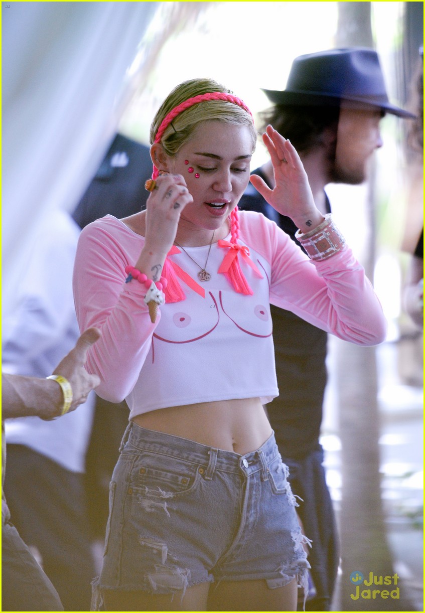 Miley Cyrus Wears a Shirt That Will Get People Talking! | miley cyrus...