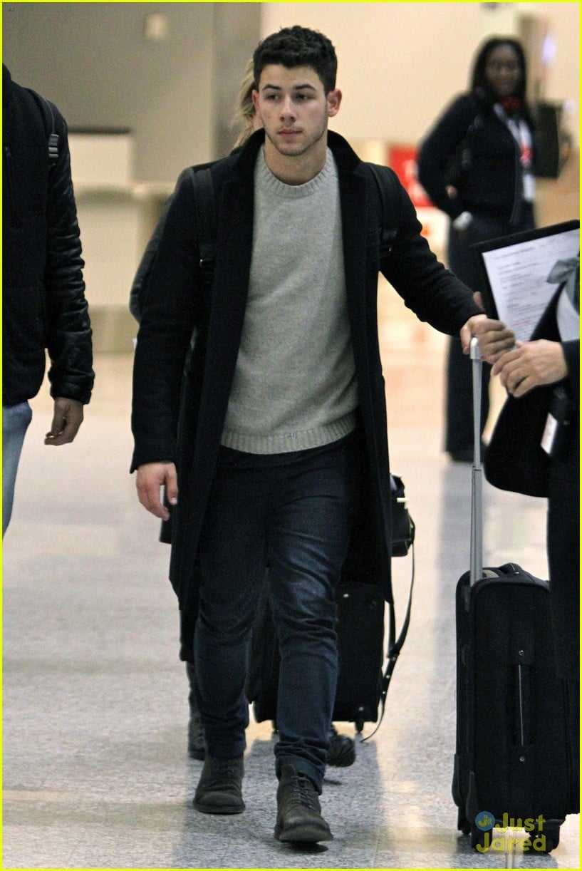 Nick Jonas Performs 'Jealous' with 'The Voice' Top 8 & You Have to See