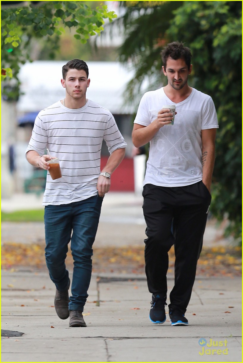 Nick Jonas Performs 'Jealous' with 'The Voice' Top 8 & You Have to See