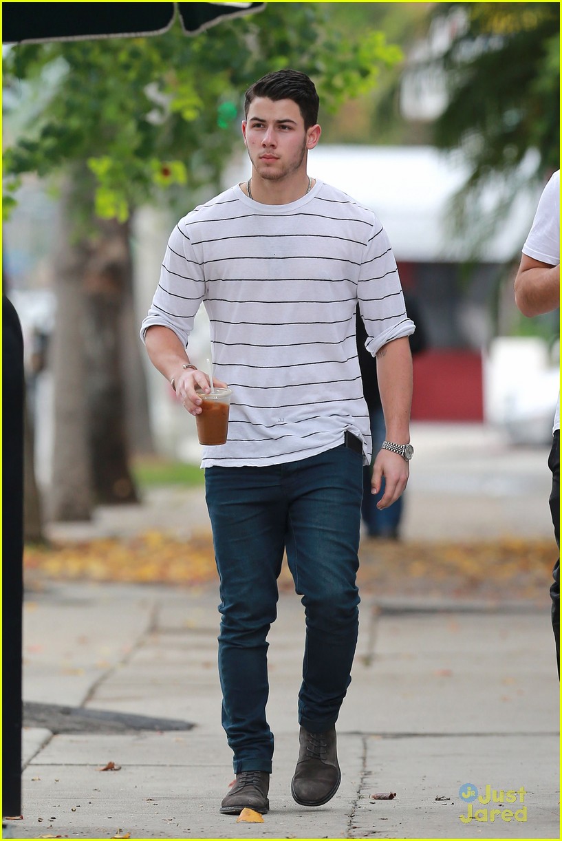 Nick Jonas Performs 'Jealous' with 'The Voice' Top 8 & You Have to See