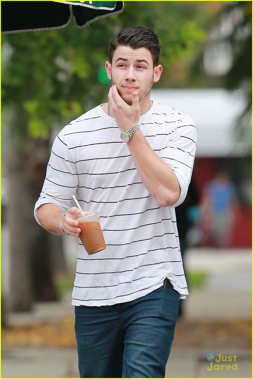 Nick Jonas Performs 'Jealous' with 'The Voice' Top 8 & You Have to See