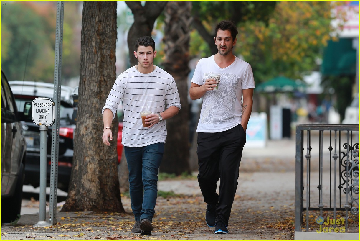 Nick Jonas Performs 'Jealous' with 'The Voice' Top 8 & You Have to See