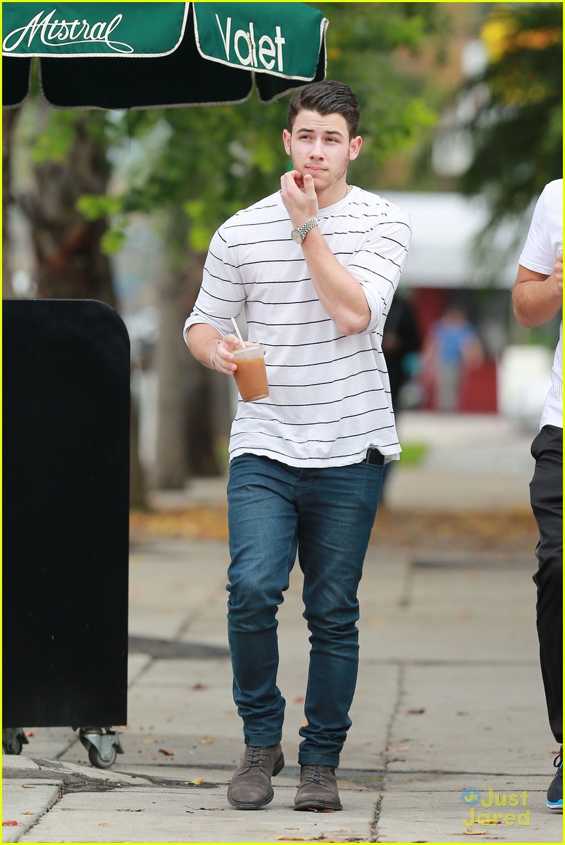 Nick Jonas Performs 'Jealous' with 'The Voice' Top 8 & You Have to See