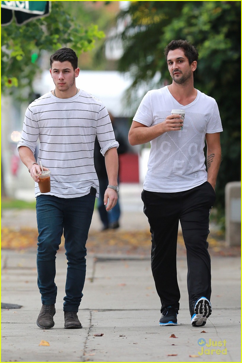 Nick Jonas Performs 'Jealous' with 'The Voice' Top 8 & You Have to See