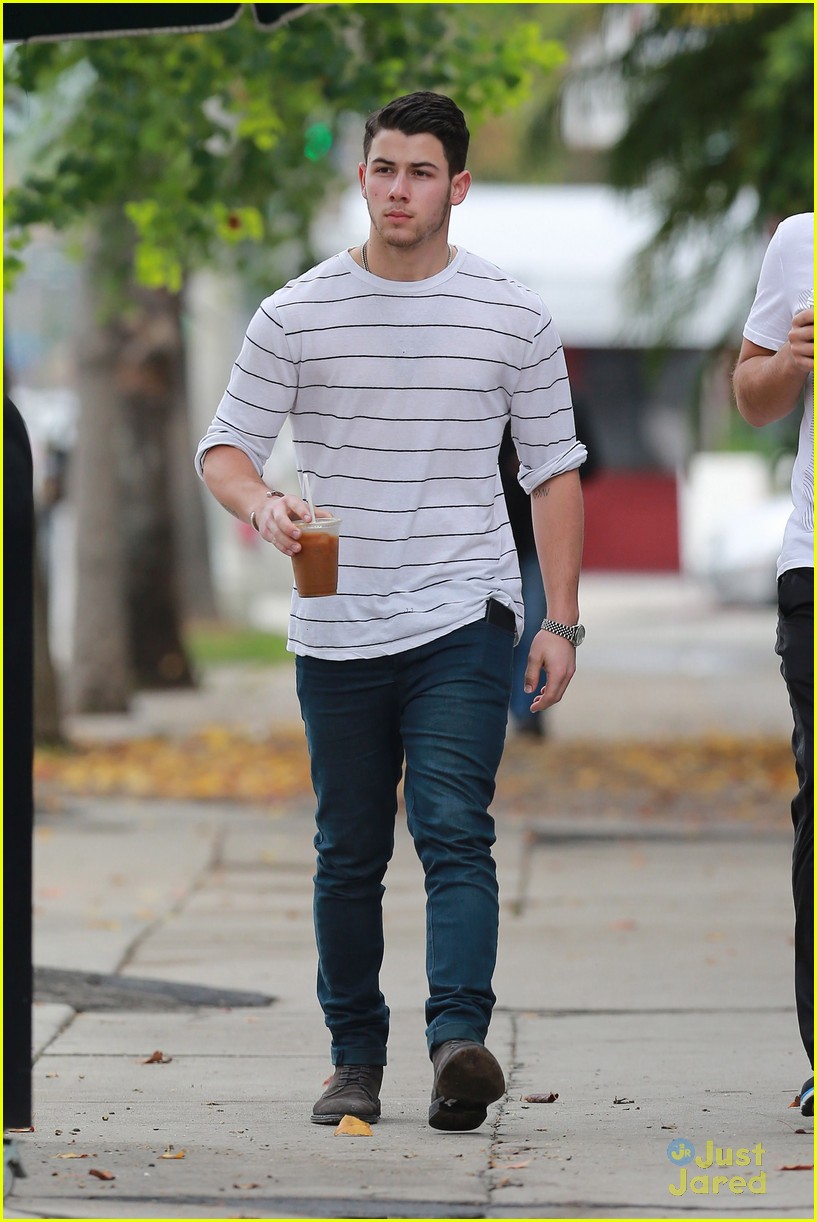 Nick Jonas Performs 'Jealous' with 'The Voice' Top 8 & You Have to See