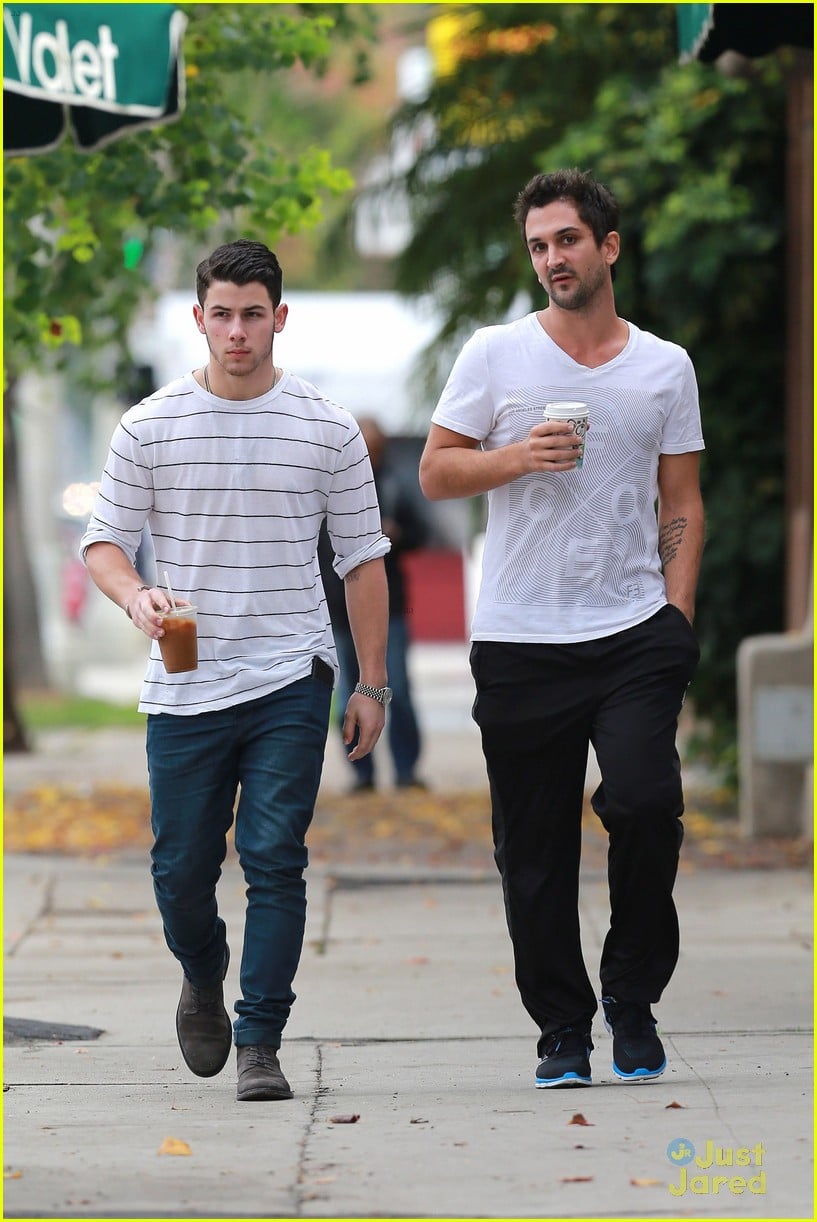 Nick Jonas Performs 'Jealous' with 'The Voice' Top 8 & You Have to See