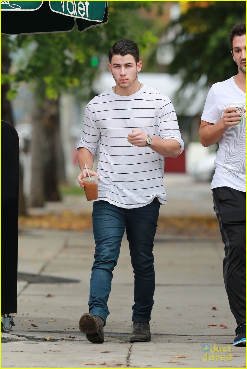 Nick Jonas Performs 'Jealous' with 'The Voice' Top 8 & You Have to See