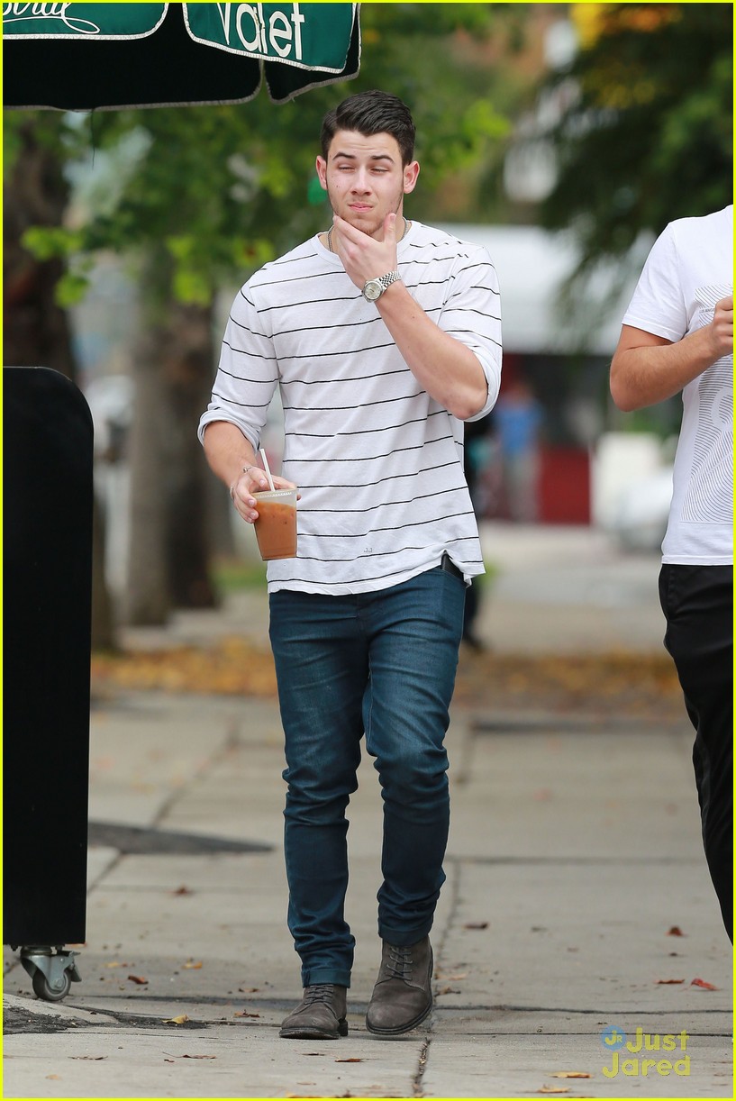 Nick Jonas Performs 'Jealous' with 'The Voice' Top 8 & You Have to See