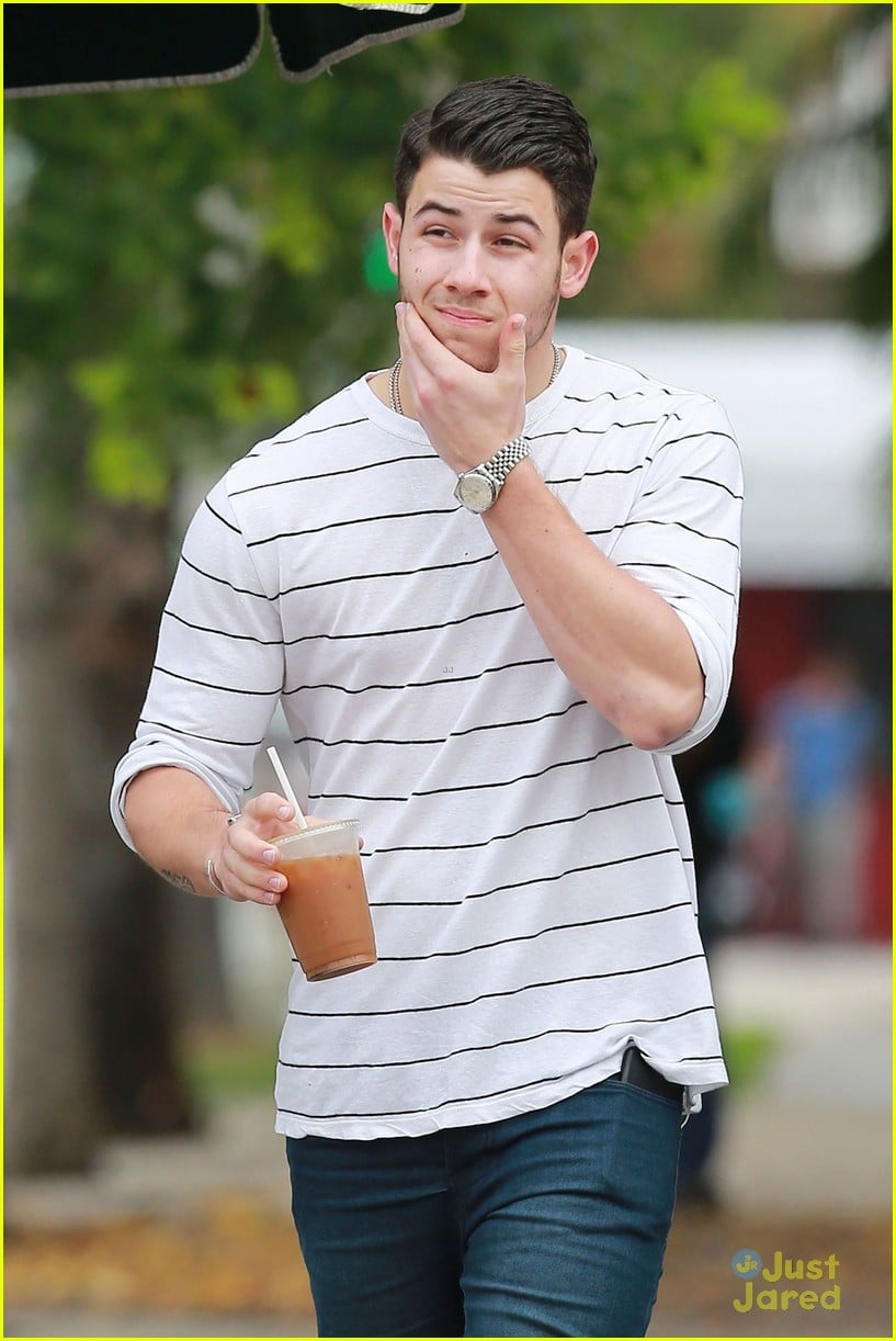 Nick Jonas Performs 'Jealous' with 'The Voice' Top 8 & You Have to See