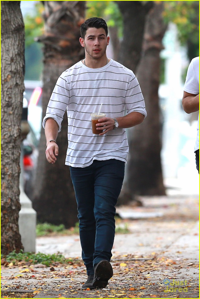 Nick Jonas Performs 'Jealous' with 'The Voice' Top 8 & You Have to See